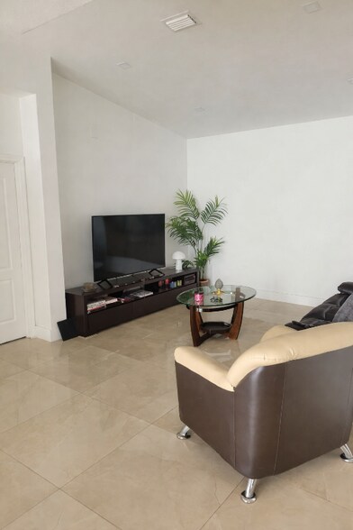 Building Photo - 16909 SW 141st Ct