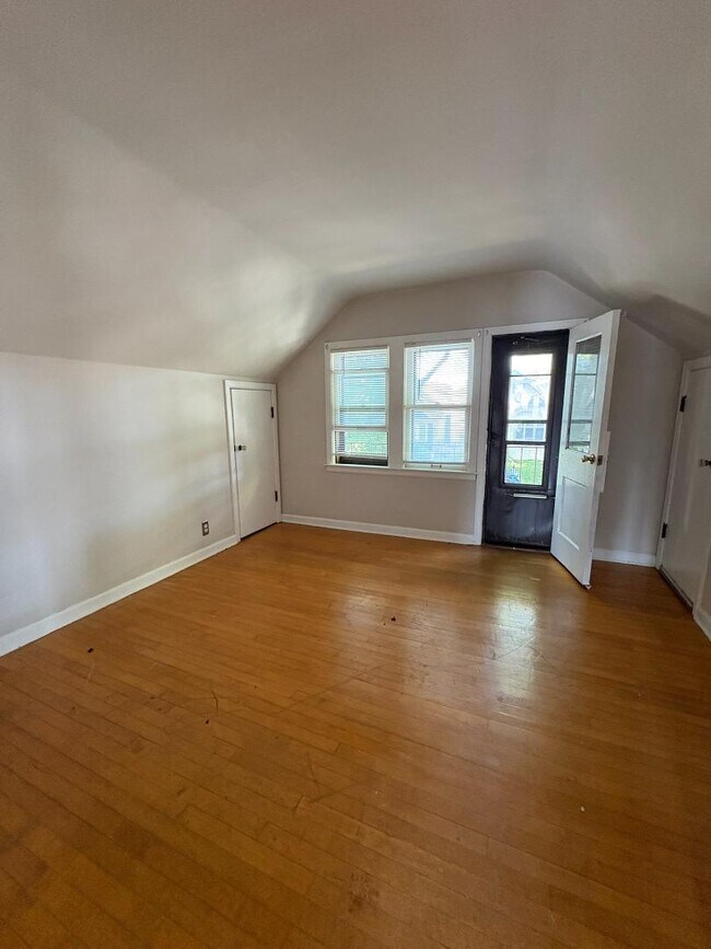 Building Photo - 2132 S 75th St