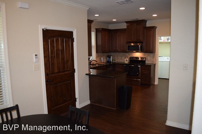 Building Photo - 4 br, 4.5 bath House - 208 Park Place