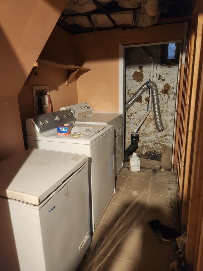 Building Photo - Beautiful 3 Br in Altoona