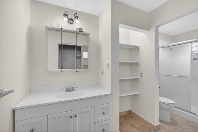 Building Photo - 1242 N Harbor Dr