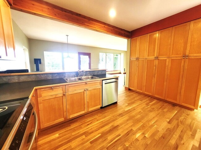 Building Photo - Beautiful South Hill Home with Bay Views 3...