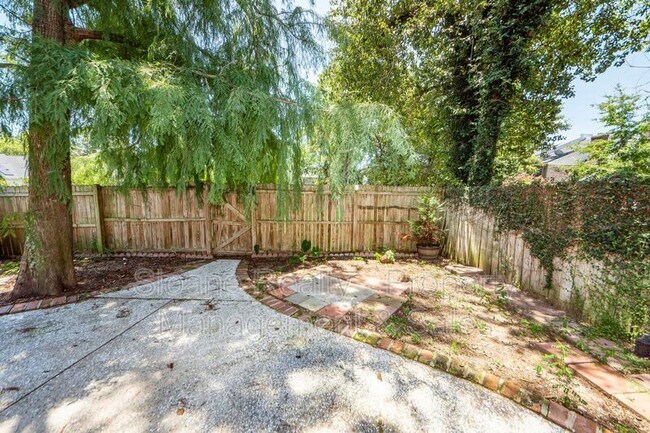 Building Photo - 11 Poets Corner