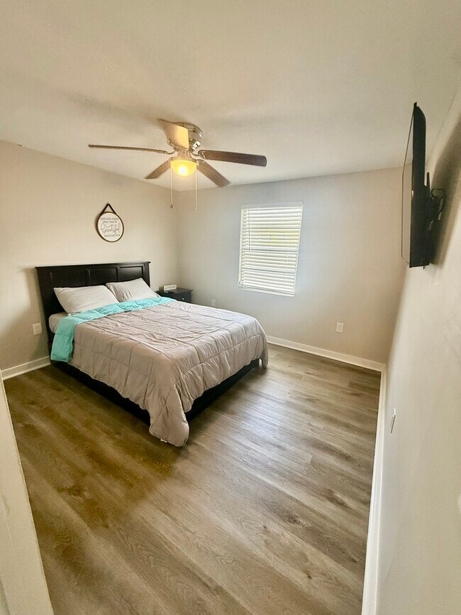Building Photo - Charming Coastal Cottage with Huge Fenced Yard & Smart Tech!