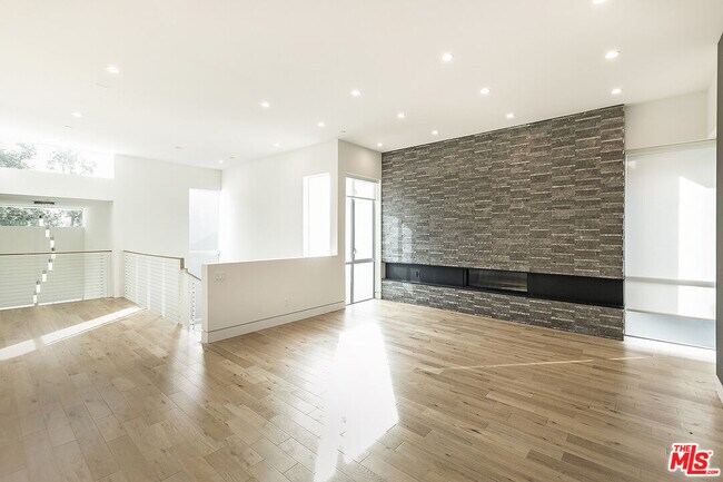 Building Photo - 16540 Moorpark St