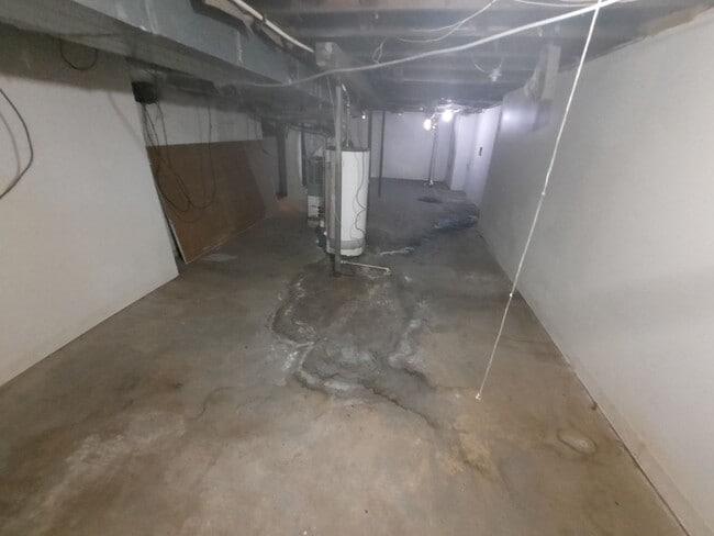 Building Photo - 2 bedroom, 1 bathroom home on large corner...