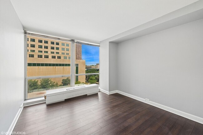 Building Photo - 330 W Diversey Pkwy
