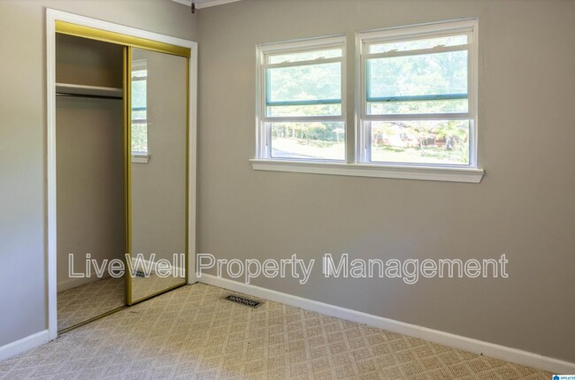 Building Photo - 115 Valley Ln