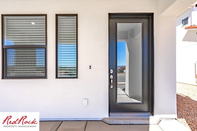 Building Photo - Stand Alone Home In Desert Color