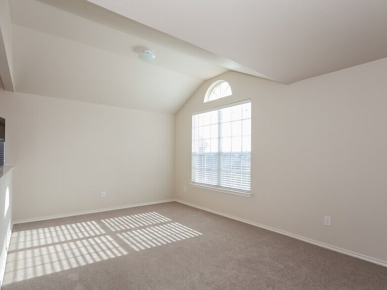 Building Photo - 12716 Chattaroy Ln