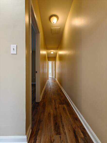 Building Photo - 400 E Lorraine Ave