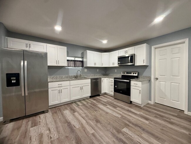 Building Photo - Updated 4 bedroom 2 bath home!