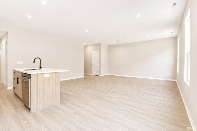 Building Photo - 3561 Canal Square Dr