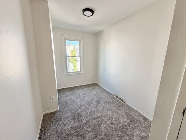 Building Photo - 813 Fisher Ave