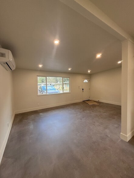 Building Photo - 2829 Manor Dr