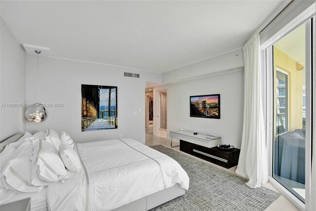 Building Photo - 17875 Collins Ave