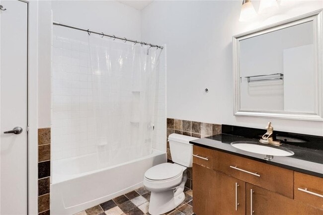 Building Photo - 560 Dutch Valley Rd NE