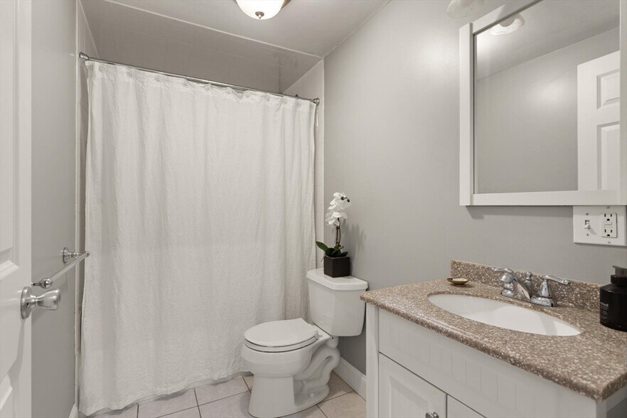 Building Photo - 340 Saratoga St