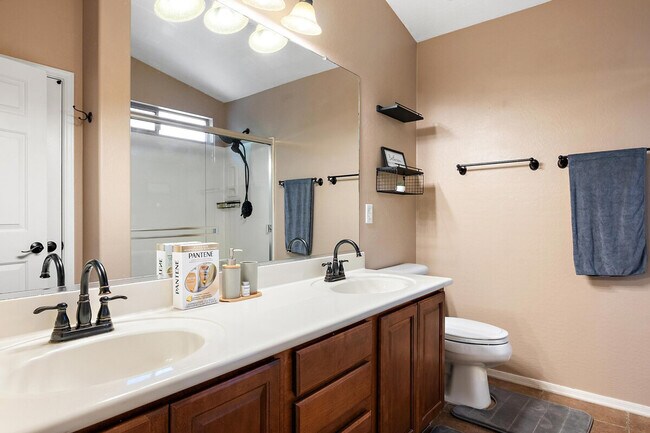 Building Photo - 2949 E Crescent Way