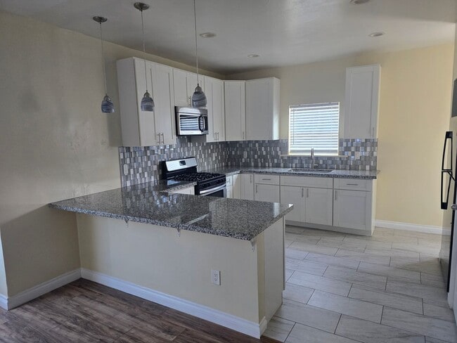 Building Photo - Large 2 bed 1 Bath House