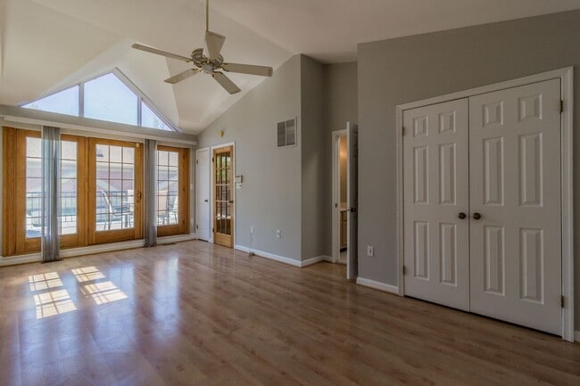 Building Photo - Beautiful 3 Bedroom 3/2 Bath Brick End Uni...