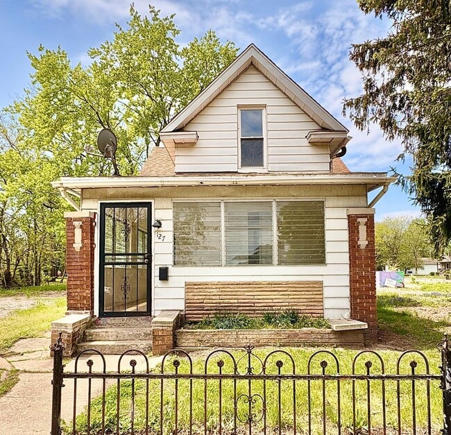Primary Photo - 127 Elm St