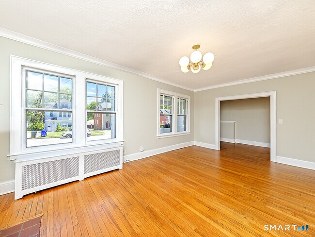 Building Photo - 89 Maplewood Ave