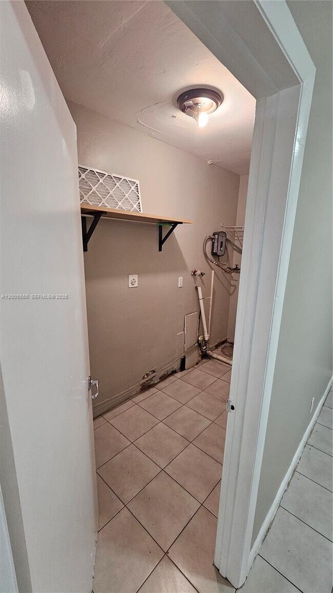 Building Photo - 5030 SW 26th Ave