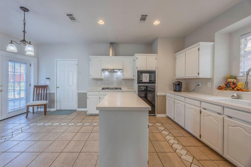 Building Photo - 2705 Trophy Dr
