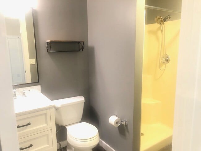 Building Photo - Gorgeous 2 BR Townhouse in Normal