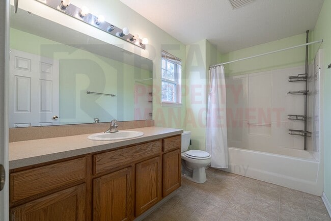 Building Photo - Beautifully maintained 3 Bed 2 Bath Home i...