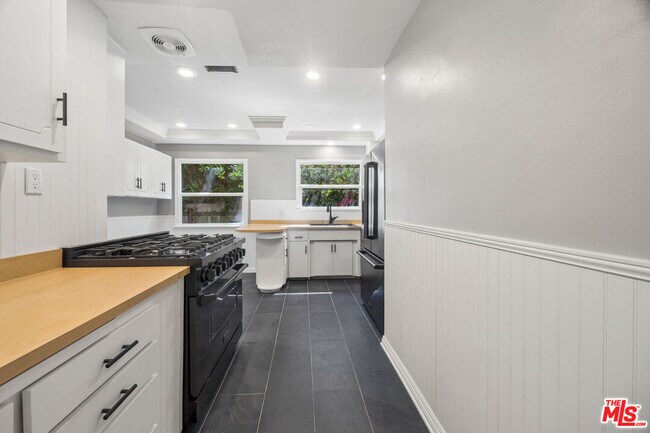 Building Photo - 3262 Woodbine St