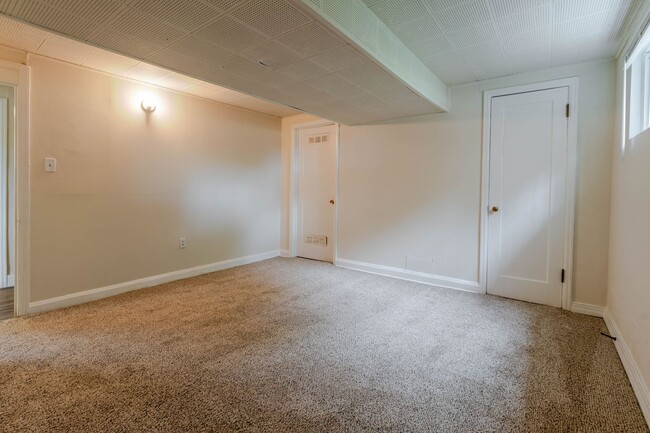 Building Photo - *SPECIAL: $500 off first month | $1111 - 1...