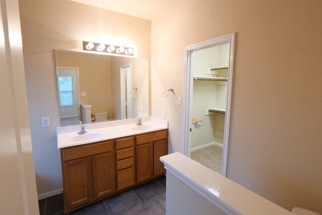 Building Photo - 26427 Longview Creek Dr