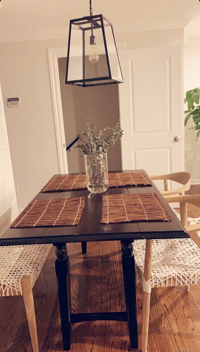 Building Photo - 10 Mead St