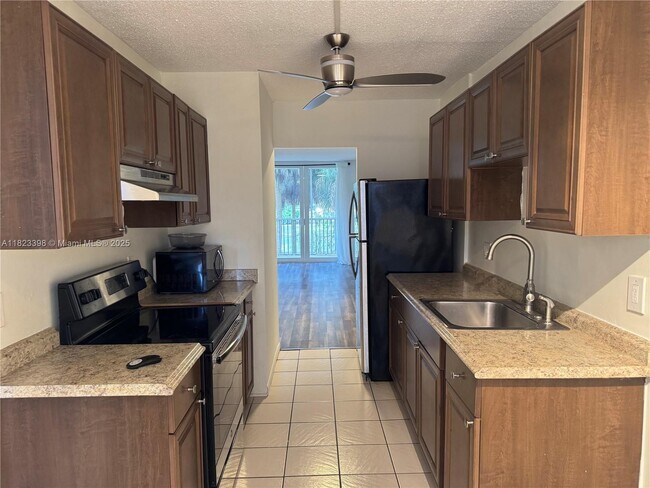 Building Photo - 250 Jacaranda Dr
