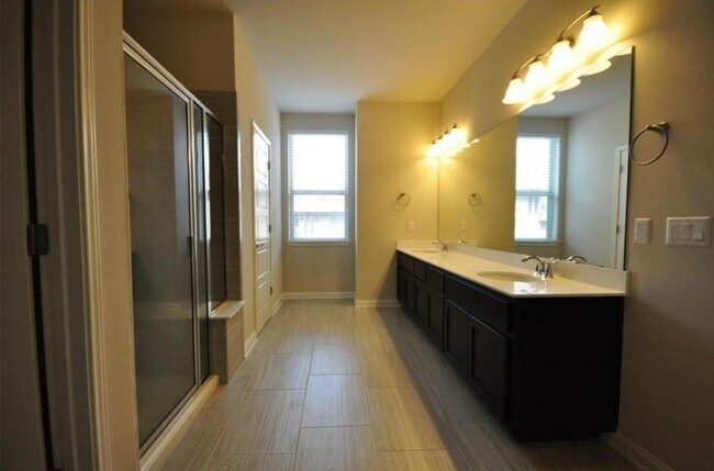 Building Photo - 13800 Lyndhurst St