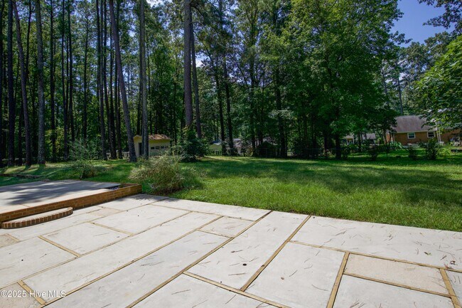 Building Photo - 906 N Glenwood Trail