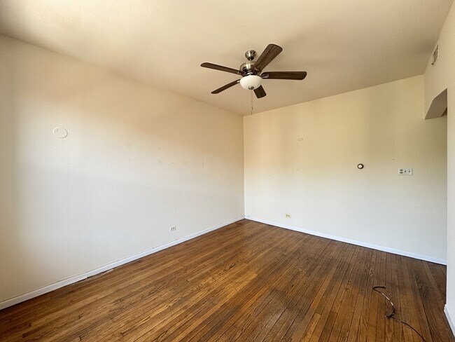 Building Photo - 3147 W Medill Ave