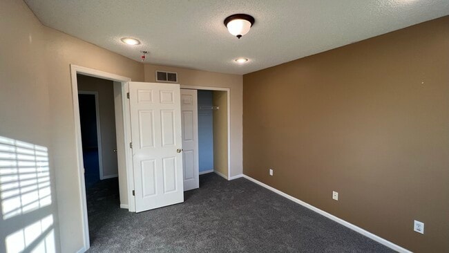 Building Photo - 7866 Old Carriage Ct