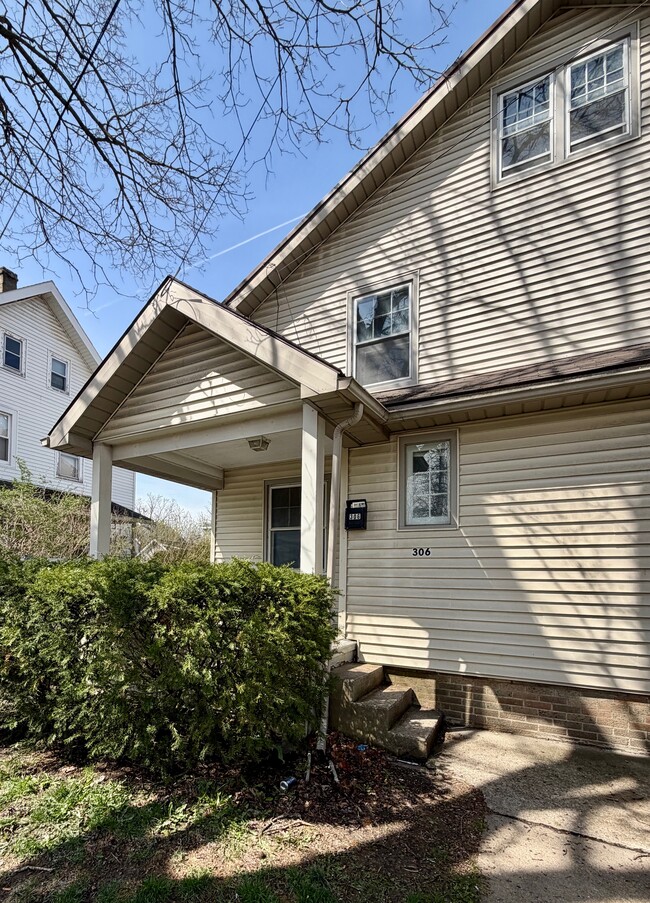 Building Photo - 306-310-310 E Washington St