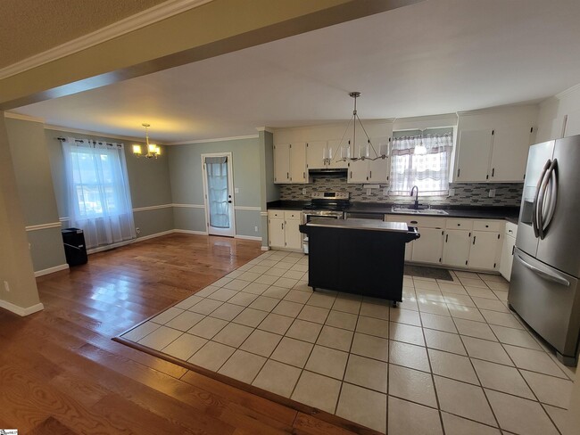 Building Photo - 503 Hillandale Rd