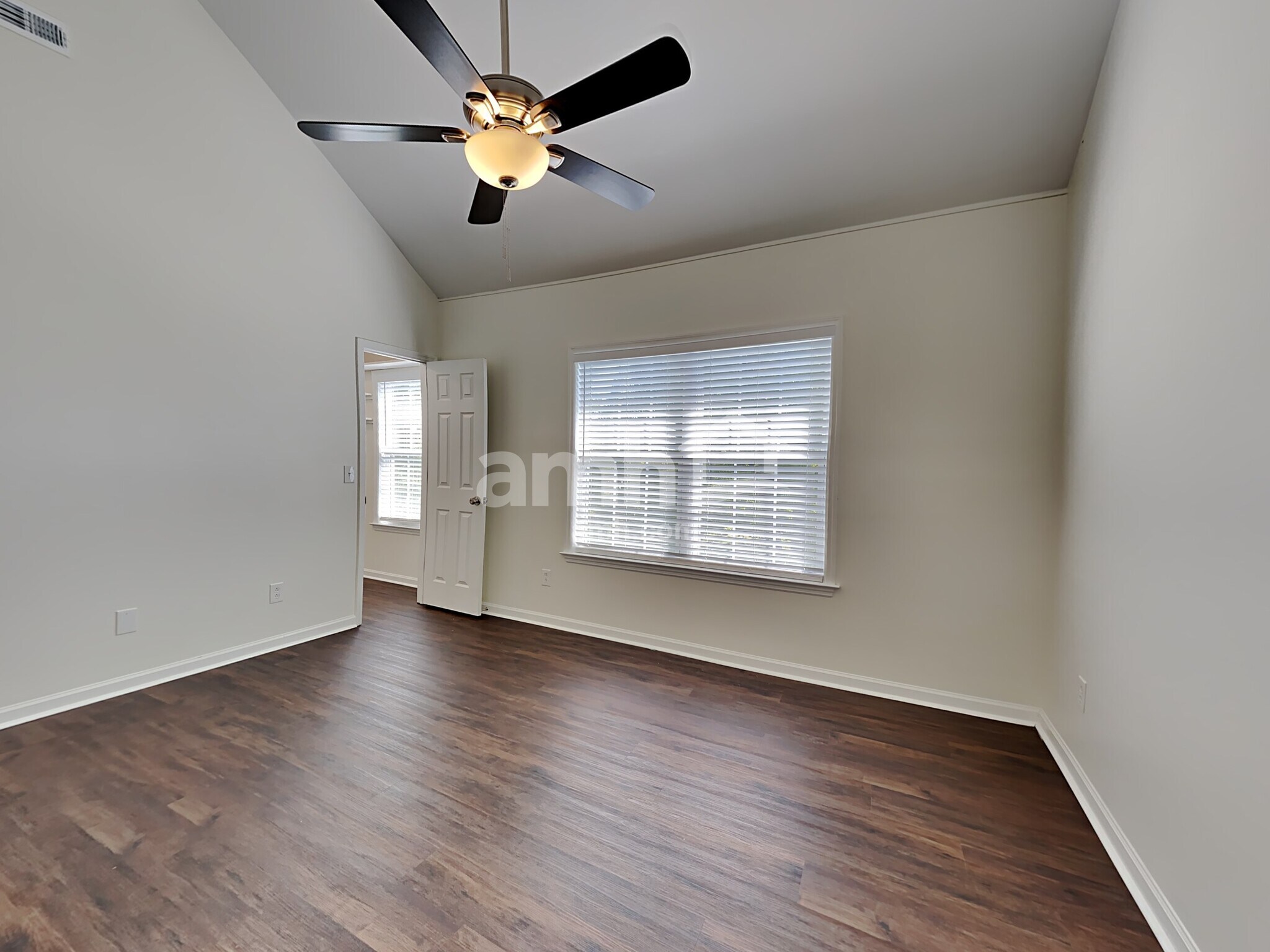 Building Photo - 2807 Sutherland Dr