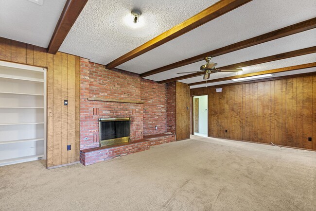 Building Photo - 3 Bedroom 2 Bath Conveniently Located House!