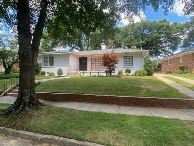 Primary Photo - Beautiful Mid-town home 3br/2ba, newly ren...