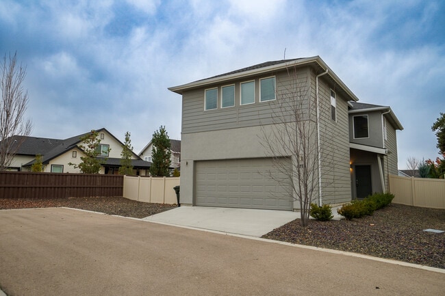 Primary Photo - 6113 N Colosseum Ave