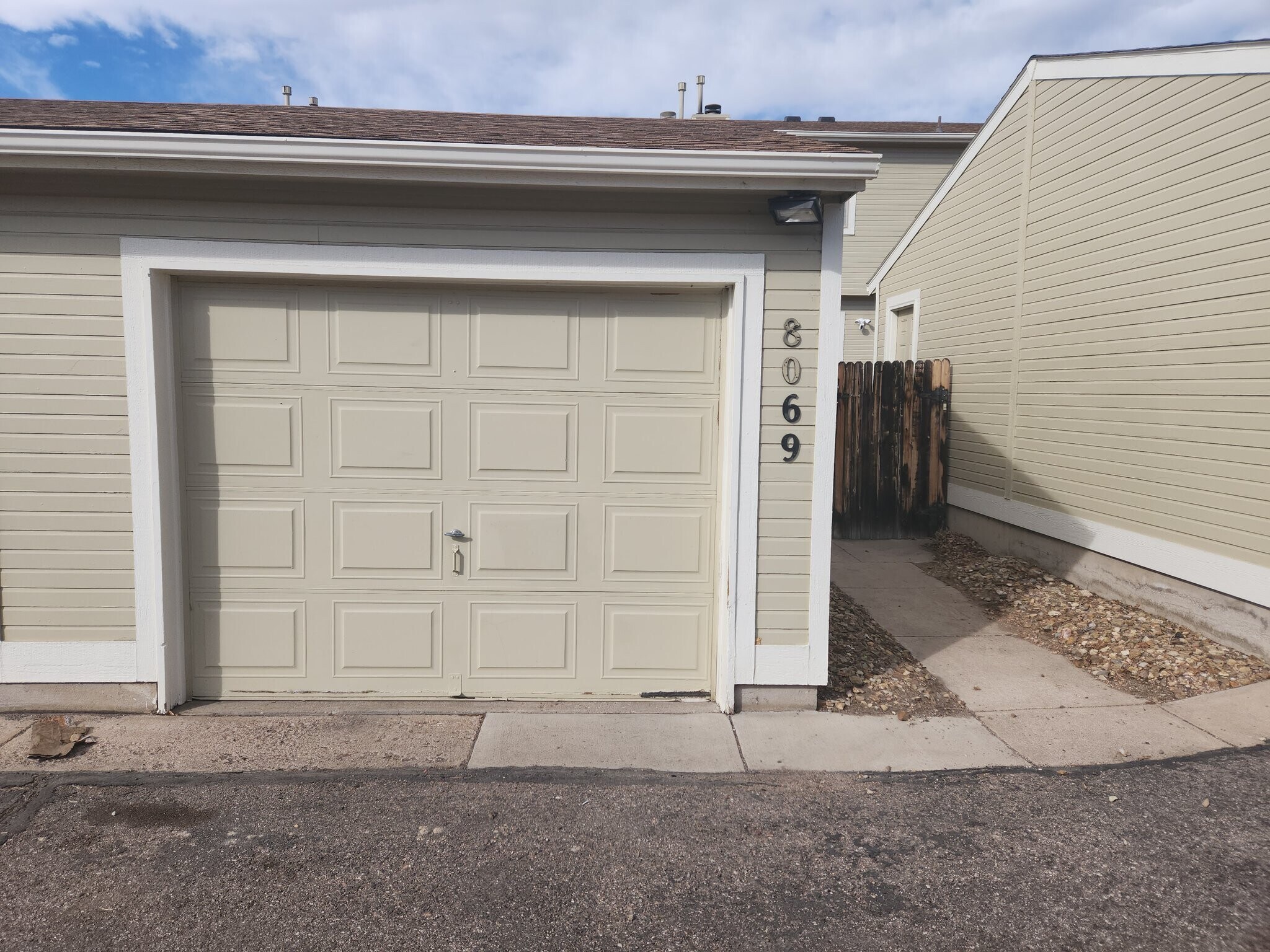 Building Photo - 8069 Lexington Park Dr