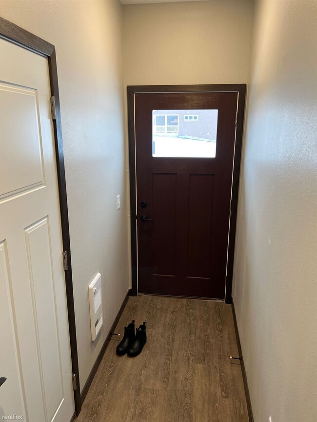 Building Photo - 3 br, 2.5 bath Townhome - Benson Courtyard...