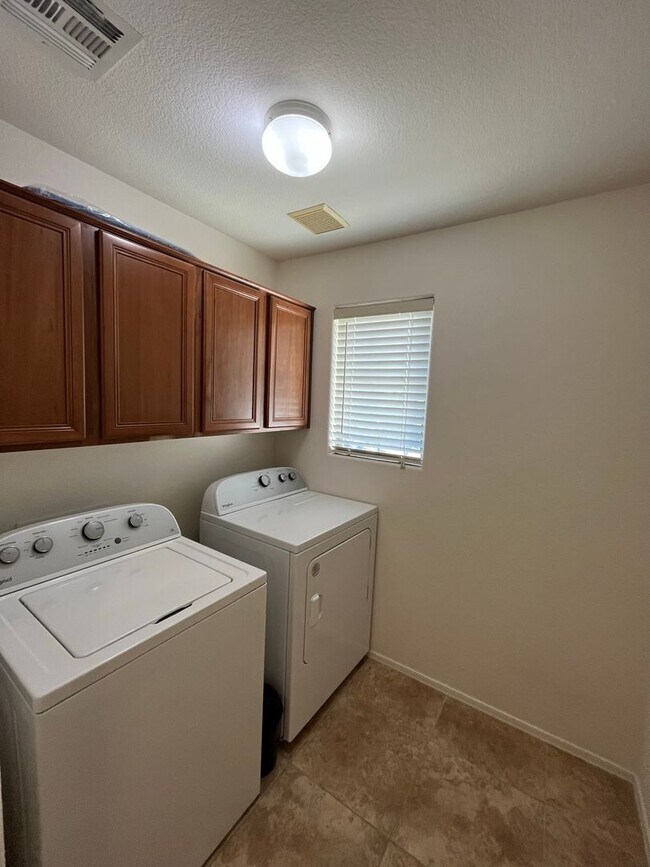 Building Photo - 4 Bedroom Home in Lantana Village Near E Ocotillo Rd. and S McQueen Rd!