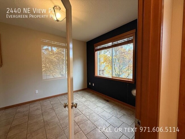 Building Photo - 2440 NE View Pl